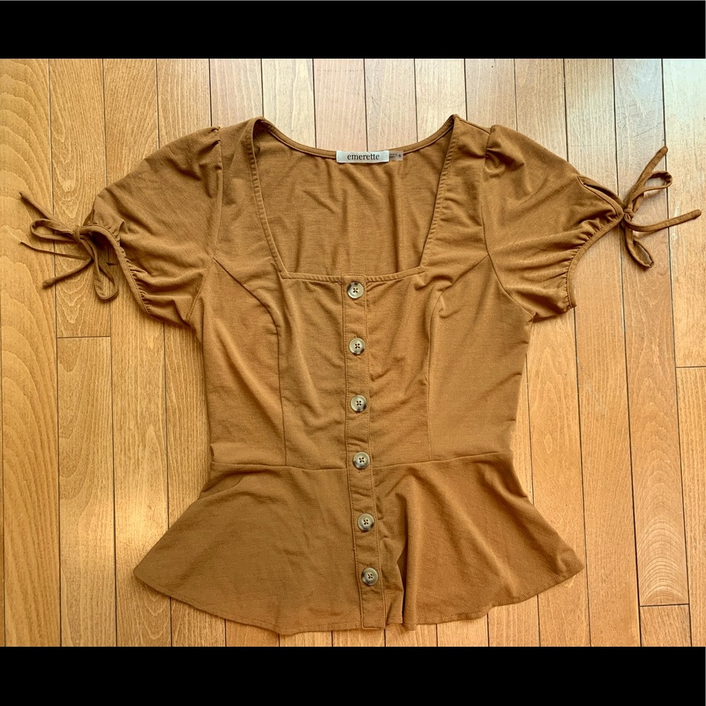 Super cute square neckline & puff sleeve top. Gorgeous tied sleeves & peplum fit